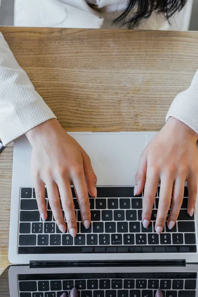 Vista Superior Mujer Negocios Escribiendo Teclado Del Ordenador Portátil — Foto de Stock