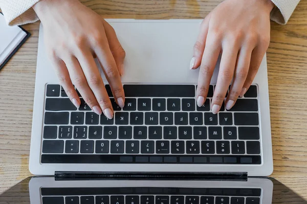 Bovenaanzicht Van Vrouw Typen Laptop Toetsenbord Kantoor — Stockfoto