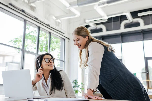 Mulher Negócios Feliz Óculos Olhando Para Colega Alegre Escritório — Fotografia de Stock