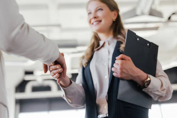 Selectieve Focus Van Lachende Zakenvrouw Schudden Handen Met Collega Het — Stockfoto