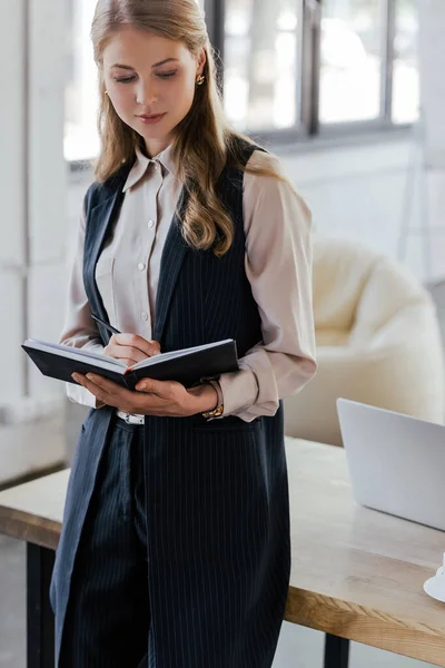 Hermosa Mujer Negocios Pie Cerca Mesa Escritura Cuaderno — Foto de Stock