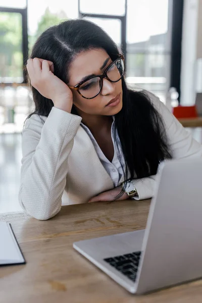 Foco Seletivo Empresária Cansada Óculos Olhando Para Laptop — Fotografia de Stock