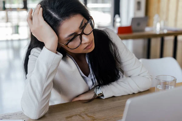 Enfoque Selectivo Mujer Negocios Cansado Gafas Mirando Portátil Cerca Vaso —  Fotos de Stock