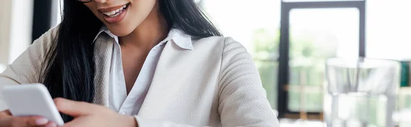 Plano Panorámico Mujer Negocios Feliz Usando Teléfono Inteligente — Foto de Stock