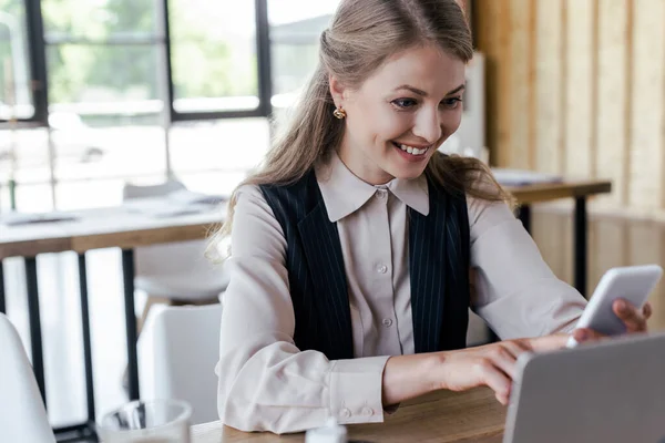 Selective Focus Beautiful Businesswoman Smiling While Using Smartphone Office — Stock Photo, Image