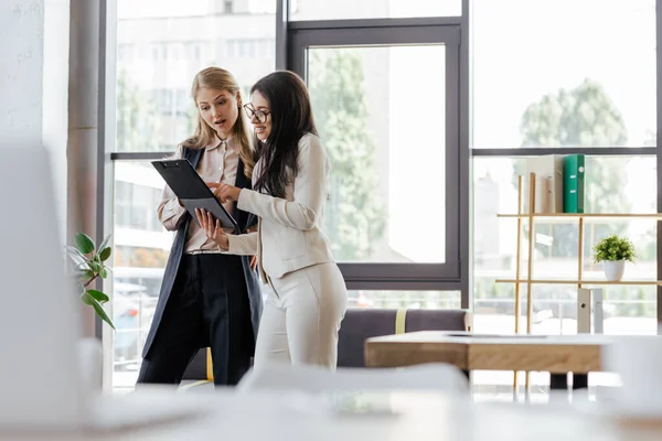 Selective Focus Attractive Businesswomen Looking Clipboard — Stock Photo, Image