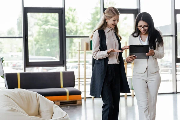 Selective Focus Excited Businesswomen Looking Clipboard — Stock Photo, Image