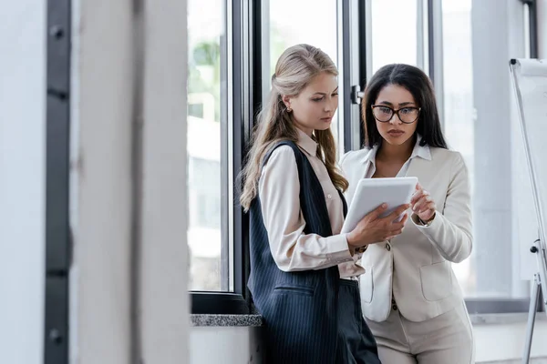 Enfoque Selectivo Las Empresarias Atractivas Mirando Tableta Digital — Foto de Stock