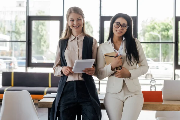 Happy Businesswoman Holding Digital Tablet Beautiful Coworker Glasses Notebook Pen — Stock Photo, Image