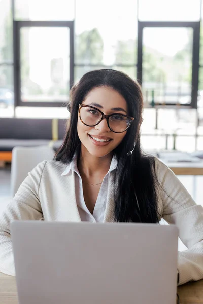 Happy Operator Headset Zoek Naar Camera Buurt Van Laptop — Stockfoto