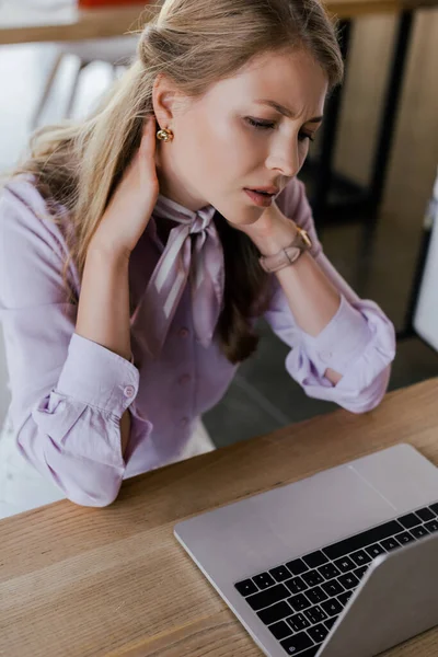 Mujer Negocios Tocando Cuello Sufriendo Dolor Oficina —  Fotos de Stock