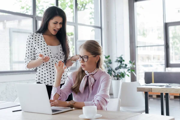 Selective Focus Emotional Businesswoman Screaming While Looking Displeased Coworker Laptop — Stock Photo, Image