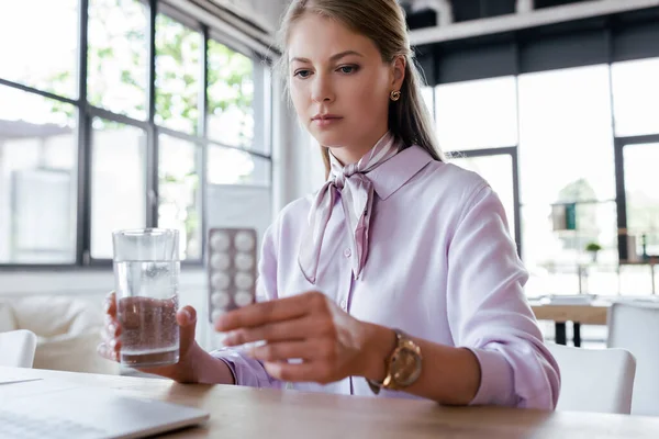 물컵을 여성의 선택적 집중력 — 스톡 사진