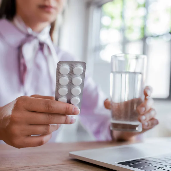 Vista Recortada Mujer Sosteniendo Vaso Agua Blister Con Pastillas — Foto de Stock