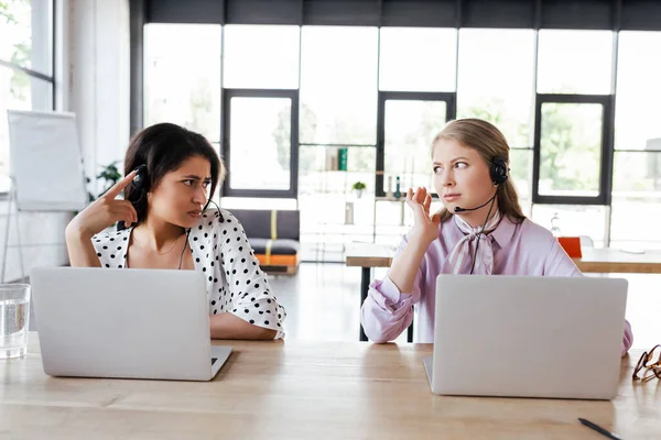 Attraktiva Operatörer Headset Som Tittar Varandra Medan Arbetar Kontoret — Stockfoto