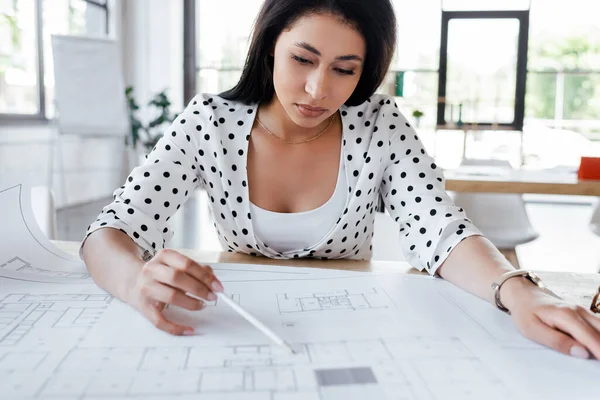 Selective Focus Pretty Businesswoman Drawing Blueprints Office — Stock Photo, Image