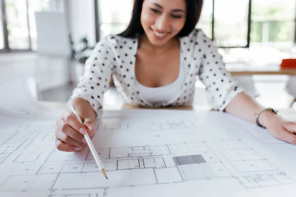 Enfoque Selectivo Mujer Negocios Feliz Dibujo Planos Oficina — Foto de Stock