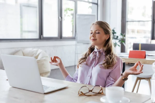 Enfoque Selectivo Mujer Negocios Feliz Con Los Ojos Cerrados Meditando — Foto de Stock