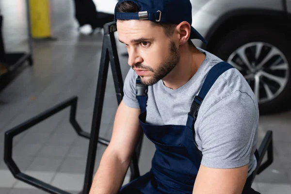 Mecánico Guapo Tapa Sentado Cerca Del Coche Taller — Foto de Stock