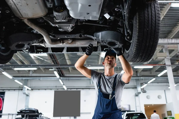 Nízkoúhlý Pohled Technika Čepici Montérkách Opravující Auto Čerpací Stanici — Stock fotografie