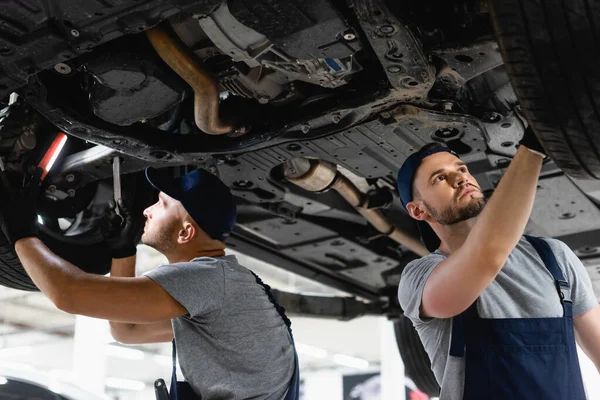 Nízký Anděl Pohled Hezké Mechaniky Čepice Upevnění Auta Čerpací Stanici — Stock fotografie