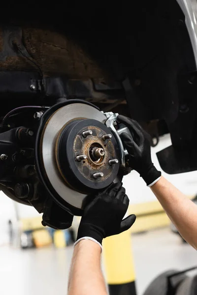 Vista Recortada Del Mecánico Guantes Goma Tocando Freno Del Coche — Foto de Stock