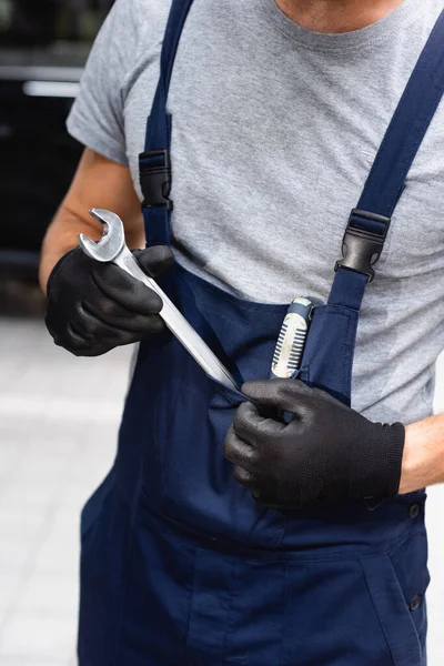 Vue Recadrée Mécanicien Salopette Gants Caoutchouc Tenant Clé — Photo