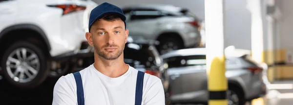 Récolte Panoramique Technicien Chapeau Regardant Caméra Dans Service Voiture — Photo