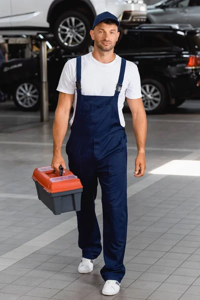 Mecánico Guapo Uniforme Caja Herramientas Sujeción Tapa Estación Servicio — Foto de Stock