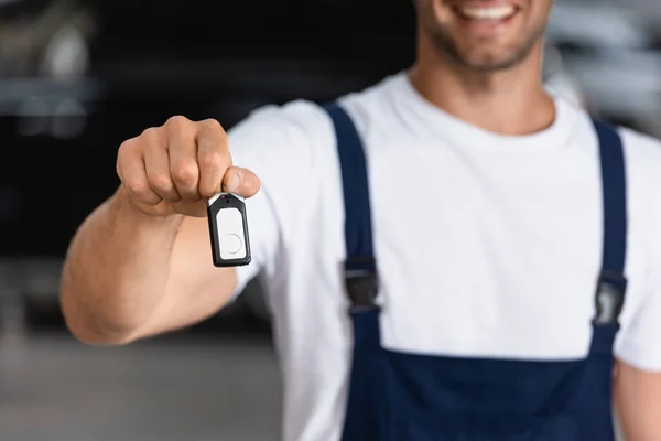 Bijgesneden Mening Van Gelukkige Monteur Uniform Holding Auto Sleutel — Stockfoto