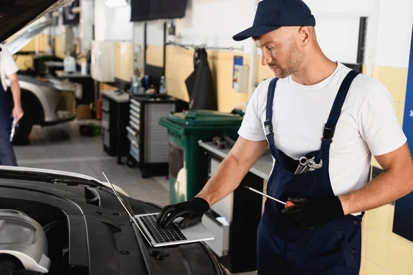 Auto Monteur Typen Laptop Motorkap Met Schroevendraaier Tankstation — Stockfoto