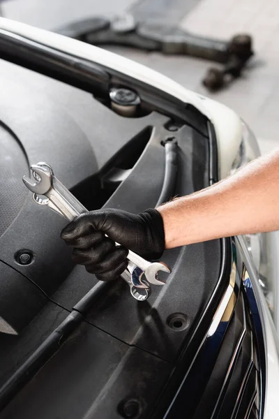 Vista Recortada Mecánico Automático Guantes Látex Con Llaves Cerca Capucha — Foto de Stock