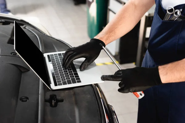 Oříznutý Pohled Psaní Automechaniků Notebooku Autě Držení Šroubováku Čerpací Stanici — Stock fotografie