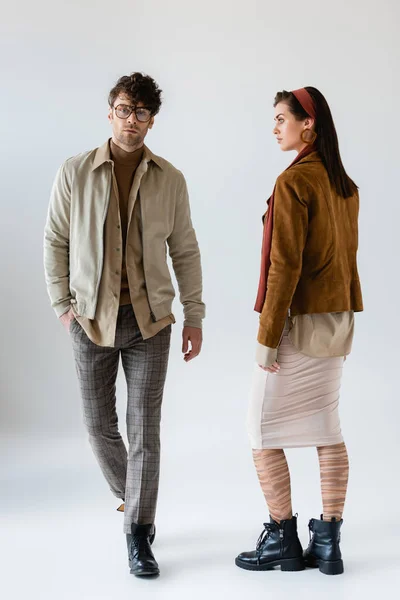 Full Length View Trendy Couple Posing Grey While Man Looking — Stock Photo, Image