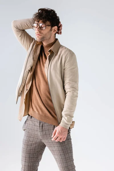 Hombre Moda Gafas Que Tocan Pelo Mientras Posan Con Los —  Fotos de Stock