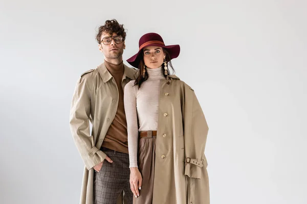 Mujer Elegante Sombrero Hombre Con Mano Bolsillo Posando Ropa Otoño — Foto de Stock