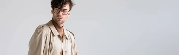 Tiro Panorâmico Homem Elegante Óculos Olhando Para Longe Enquanto Posando — Fotografia de Stock