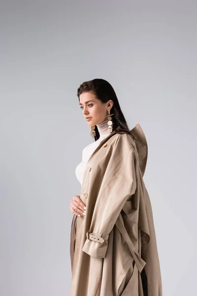 Bela Mulher Moda Com Casaco Trincheira Ombro Posando Isolado Cinza — Fotografia de Stock