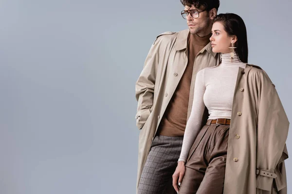 Jong Paar Modieuze Herfst Outfit Weg Kijken Terwijl Poseren Geïsoleerd — Stockfoto