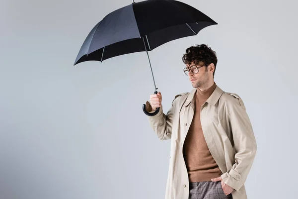 Hombre Elegante Con Mano Bolsillo Que Sostiene Paraguas Mirando Hacia — Foto de Stock