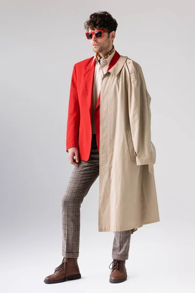 Piena Lunghezza Vista Trendy Uomo Sicuro Con Trench Sopra Spalla — Foto Stock