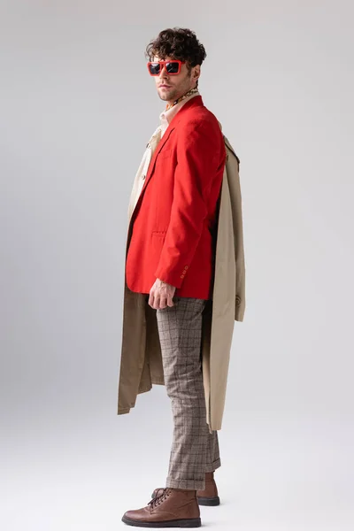 Vue Pleine Longueur Homme Élégant Blazer Rouge Tenant Trench Coat — Photo