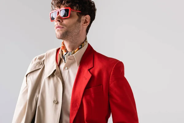 Hombre Moda Seguro Mismo Gafas Sol Mirando Hacia Otro Lado —  Fotos de Stock