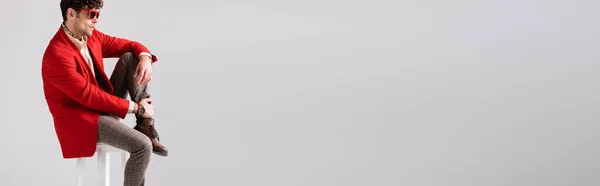 Панорамний Урожай Стильного Чоловіка Червоному Блістері Сонцезахисних Окулярах Сидять Табуреті — стокове фото