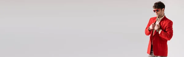 Горизонтальне Зображення Стильної Людини Сонцезахисних Окулярах Торкаються Червоного Блейзера Ізольовано — стокове фото