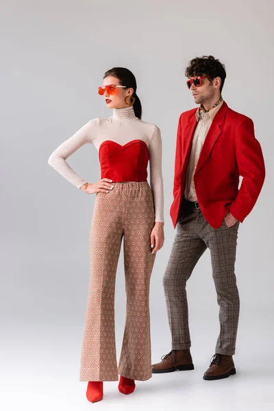 Vista Longitud Completa Mujer Moda Con Mano Cadera Hombre Elegante — Foto de Stock