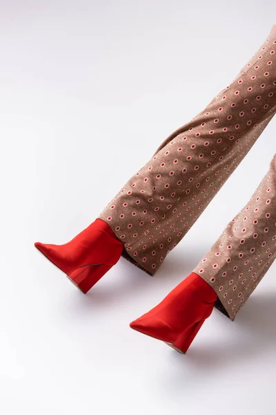 Προβολή Των Θηλυκών Ποδιών Καφέ Παντελόνι Και Κόκκινες Μπότες Γκρι — Φωτογραφία Αρχείου