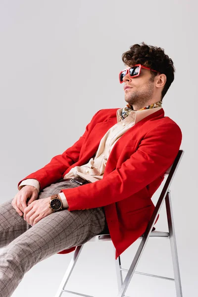 Stilvoller Mann Herbst Outfit Lehnt Sich Zurück Und Sitzt Isoliert — Stockfoto