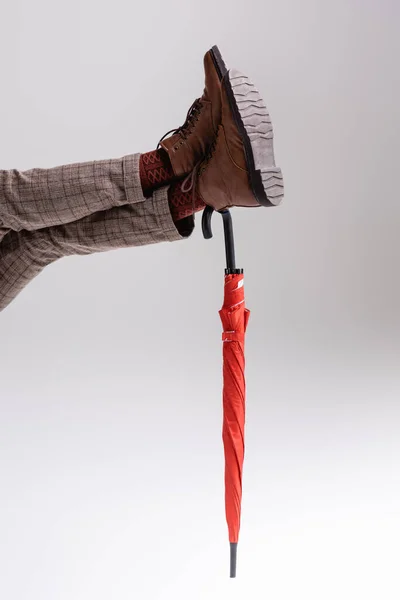 Μερική Άποψη Των Ποδιών Του Ανθρώπου Ακουμπά Κόκκινη Ομπρέλα Γκρι — Φωτογραφία Αρχείου