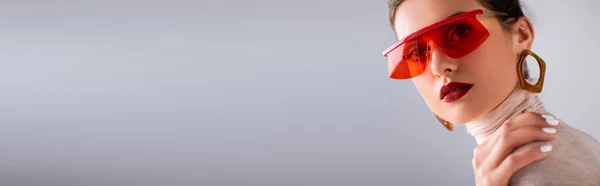 Tiro Panorâmico Mulher Bonita Óculos Sol Vermelhos Tocando Ombros Com — Fotografia de Stock